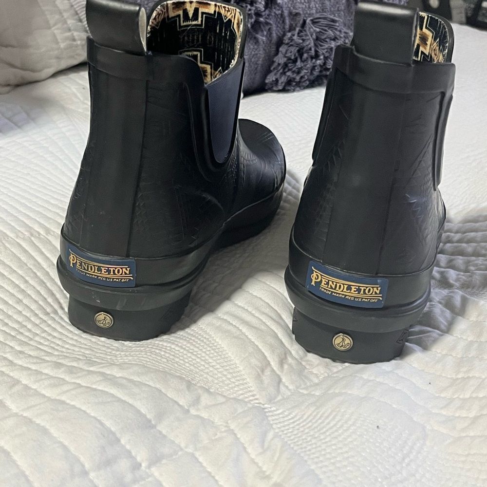 Pendleton Embossed Chelsea Rain Boots (Size 7) - Picture 10 of 16